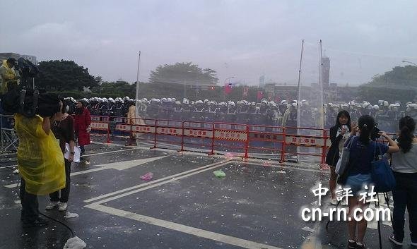 Cảnh sát Đài Loan dựng hàng rào chặn người biểu tình tiến vào văn phòng Mã Anh Cửu
