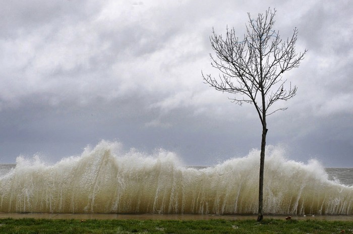 Mây đen vần vũ, sóng lớn xô bờ trước khi siêu bão Sandy đổ bộ vào miền đông nước Mỹ