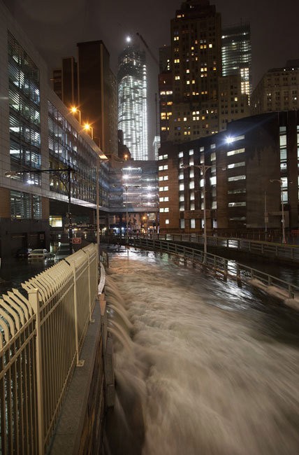 Đường phố ngập nước mưa ở khu Manhattan, New York