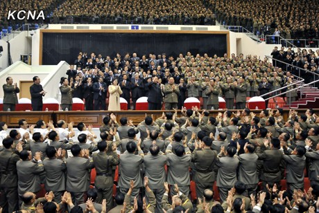 Vợ chồng nhà lãnh đạo Kim Jong-un xuất hiện trong tiếng hoan hô nhiệt liệt