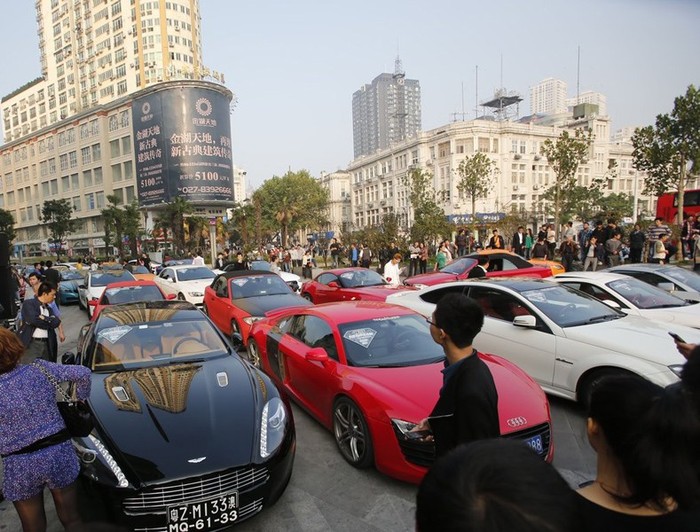 Hơn 40 siêu xe của con cái các vị đại gia ở Vũ Hán, Trung Quốc thành lập "hội siêu xe Vũ Hán"