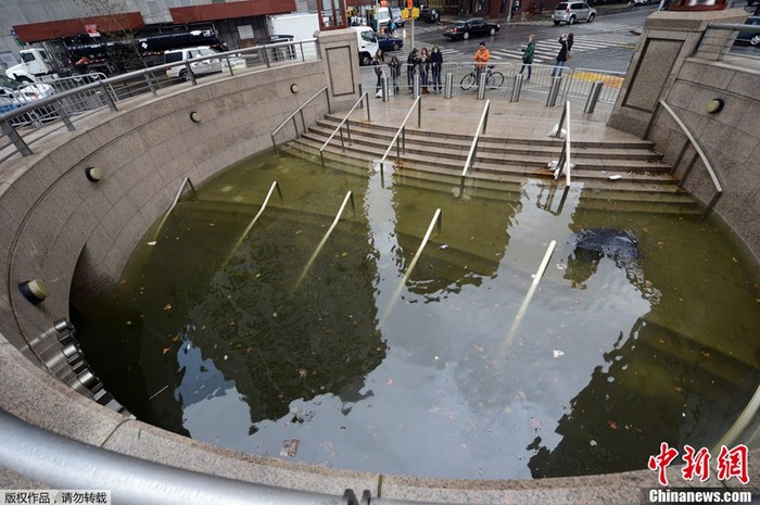 Sau siêu bão Sandy, ga tàu điện ngầm ở New York biến thành những ao nước