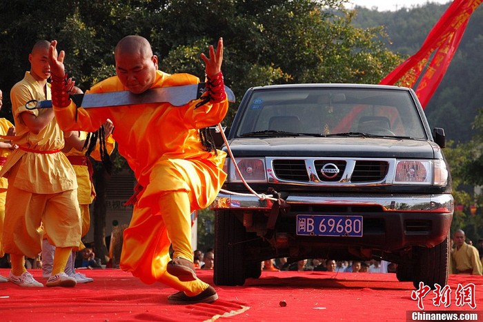 Võ tăng Nam Thiếu Lâm thi triển kungfu kéo ô tô