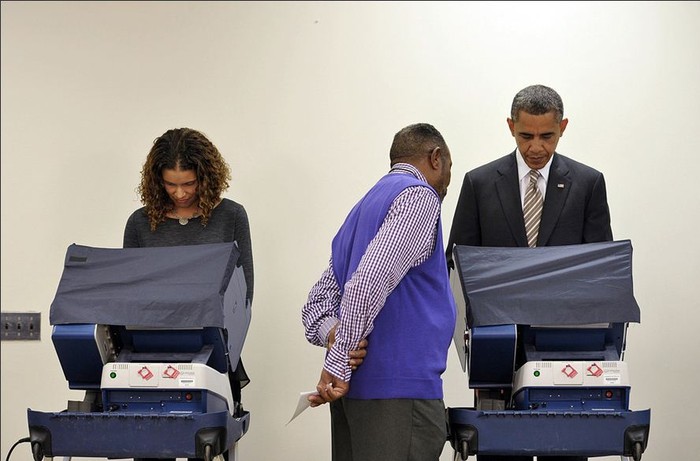 Ông Obama thực hiện quyền công dân của mình tại bang Chicago hôm 25/10, là vị Tổng thống Mỹ đầu tiên đi bầu cử sớm