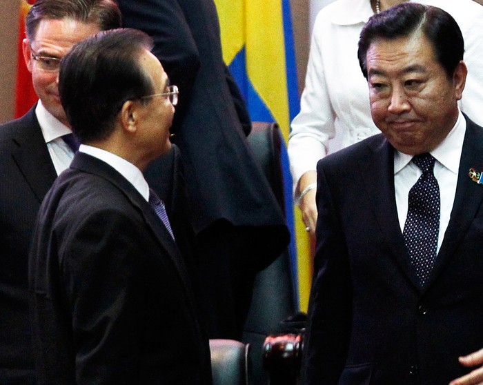 Thủ tướng Trung Quốc và Nhật Bản dường như ngại ngùng khi trạm chán nhau bên lề ASEM 9