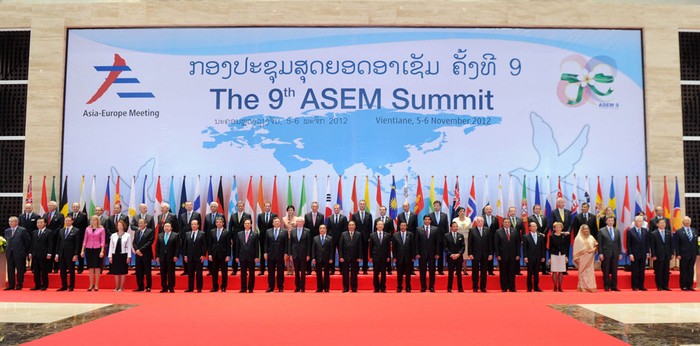 Các nhà lãnh đạo các nước dự hội nghị ASEM 9 chụp ảnh lưu niệm