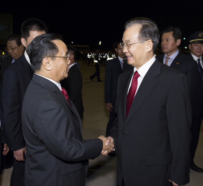 Thủ tướng Lào ra tận sân bay đón người đồng cấp từ Trung Quốc tới