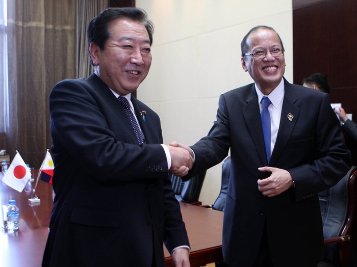 Thủ tướng Nhật Bản tranh thủ gặp gỡ Tổng thống Philippines