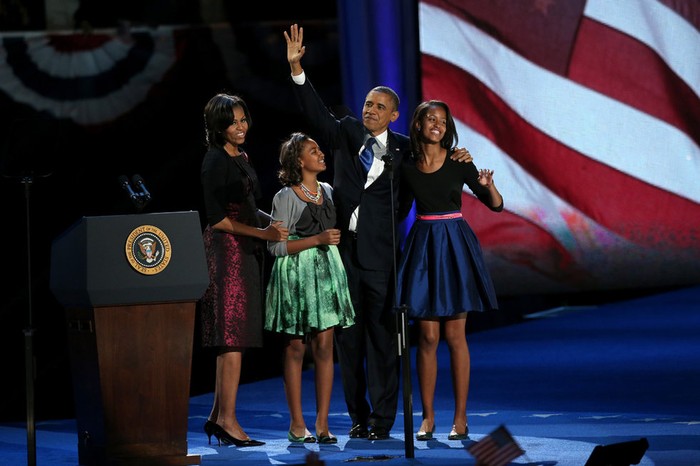 Cùng vợ và 2 con gái xuất hiện trong buổi phát biểu cảm ơn cử tri ngay sau khi biết tin trúng cử