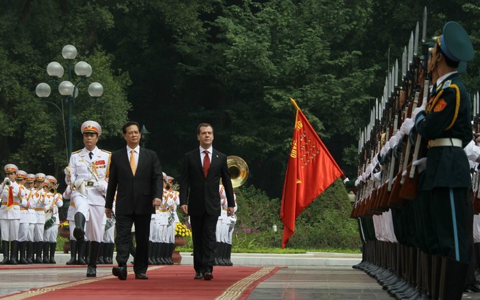 Hai Thủ tướng Việt Nam và Liên Bang Nga duyệt Đội danh dự Quân đội nhân dân Việt Nam