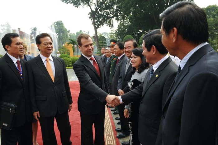 Thủ tướng Nguyễn Tấn Dũng giới thiệu với Thủ tướng D.Medvedev các thành viên Chính phủ