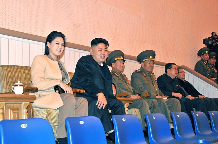 Đệ nhất phu nhân Bắc Triều Tiên xuất hiện cùng chồng trong bộ áo choàng màu sữa lịch thiệp và chiếc túi "hàng hiệu"