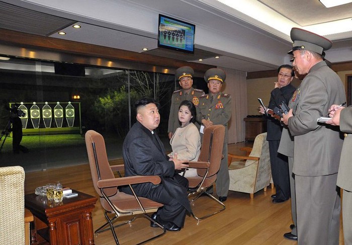 Sau khi xem các xạ thủ trổ tài, vợ chồng nhà lãnh đạo Kim Jong-un nghe các quan chức báo cáo tình hình luyện tập