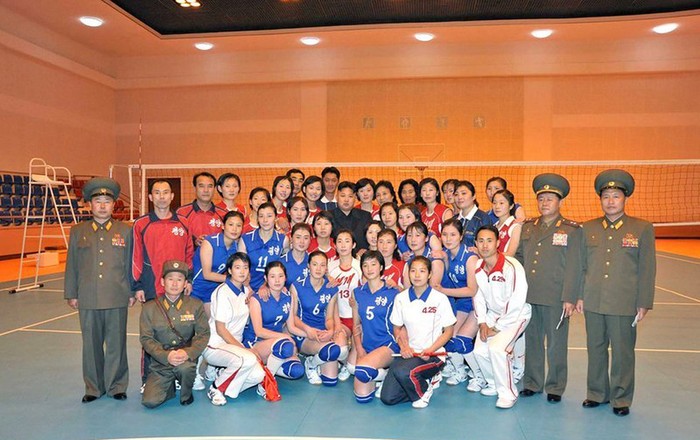 Chụp ảnh lưu niệm cùng đội tuyển bóng chuyền nữ Điện lực và Bình Nhưỡng