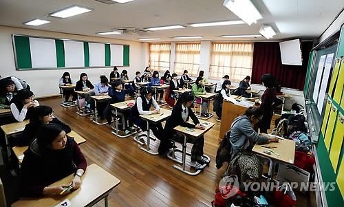 Các thí sinh Hàn Quốc trong phòng thi đại học