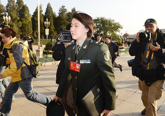 Một nữ sĩ quan trẻ tham dự đại hội 18 đảng Cộng sản Trung Quốc