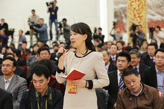 Nữ phóng viên đặt câu hỏi trong cuộc họp báo đại hội 18 đảng Cộng sản Trung Quốc