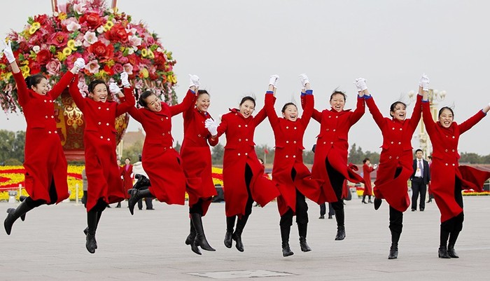 Tạo dáng chụp ảnh bên giỏ hoa khổng lồ trên quảng trường Thiên An Môn