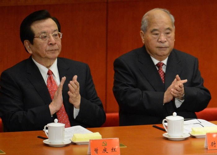 Cựu Phó chủ tịch nước Trung Quốc Tăng Khánh Hồng (trái) và cựu Trưởng ban Kỷ luật trung ương đảng Cộng sản Trung Quốc Úy Kiện Hành