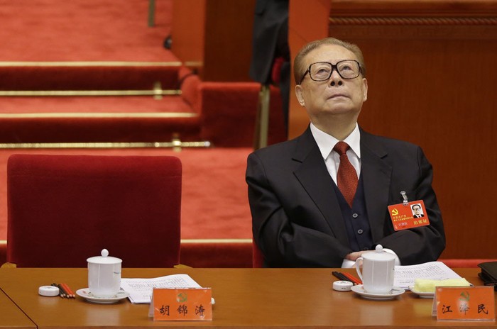 Cựu Tổng bí thư Giang Trạch Dân ngồi ngay bên cạnh Tổng bí thư Hồ Cẩm Đào trong phiên khai mạc đại hội 18 đảng Cộng sản Trung Quốc
