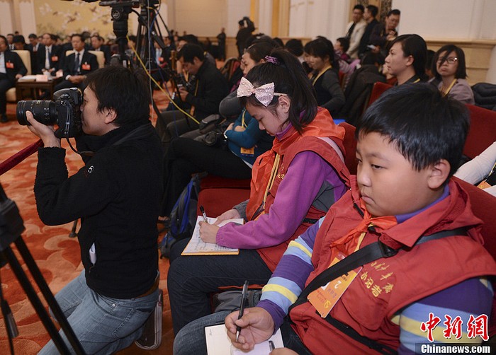 Hai phóng viên "nhí" của tờ "Thiếu niên Trung Quốc" tác nghiệp tại đoàn đại biểu các cơ quan hành chính trung ương trong phiên thảo luận tại tổ. Hai phóng viên này đã đặt câu hỏi đối với Bộ trưởng Bộ giáo dục Trung Quốc