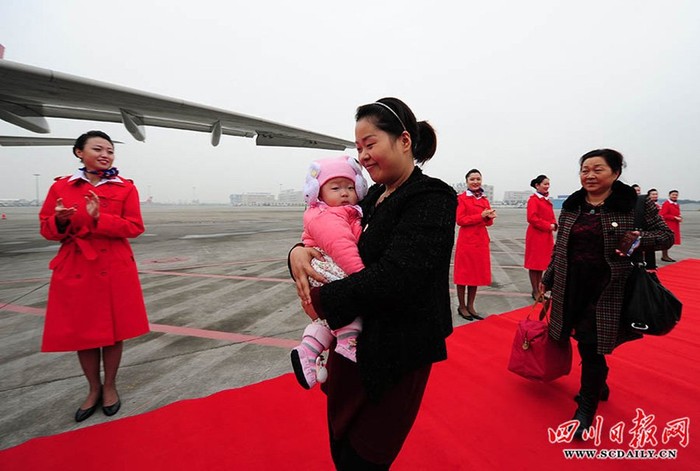 La Vĩ ôm đứa con 6 tháng tuổi đến Bắc Kinh hôm 6/11 để tham dự đại hội 18