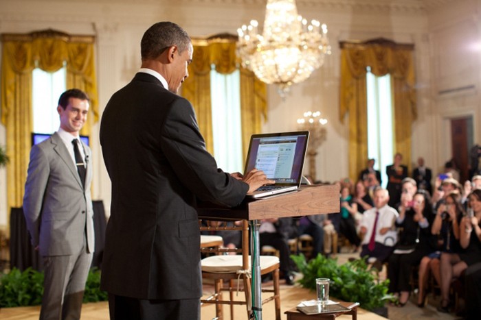 Tổng thống Obama trả lời các câu hỏi trực tuyến của người dân qua mạng xã hội Twitter tại Nhà Trắng năm 2011