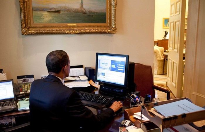 Ông Obama kiểm tra một máy tính trong mạng lưới máy tính liên bang tại Nhà Trắng năm 2009