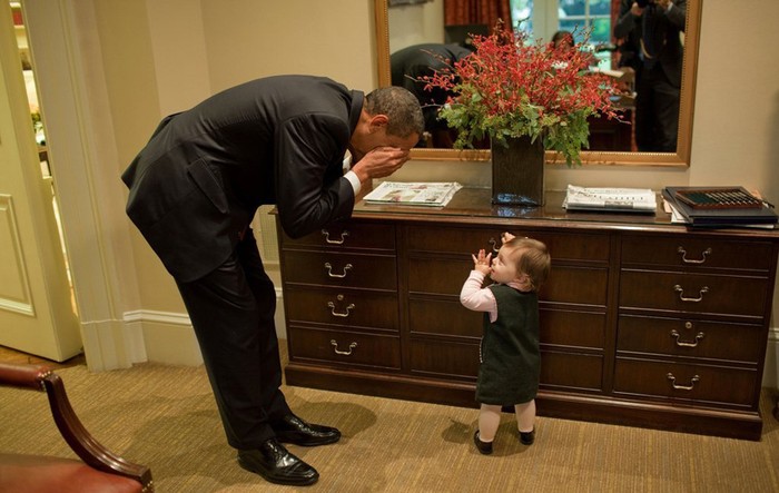 Tổng thống Mỹ chơi trò "ú tim" với con trẻ