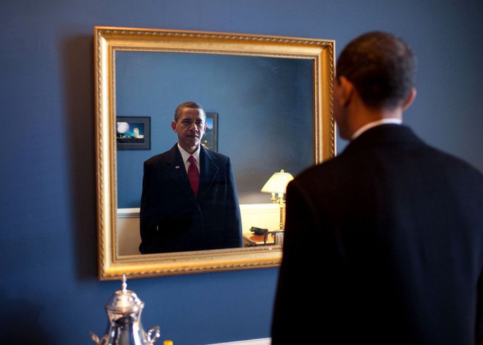 Tổng thống Hợp chủng quốc Hoa Kỳ tự ngắm mình trong gương