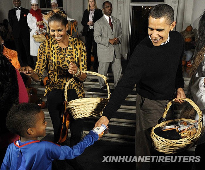 Ông bà Obama phát quà cho trẻ em ở Nhà Trắng trong lễ Noel năm 2009