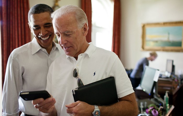 Cùng Biden xem một ứng dụng mới trên iphone