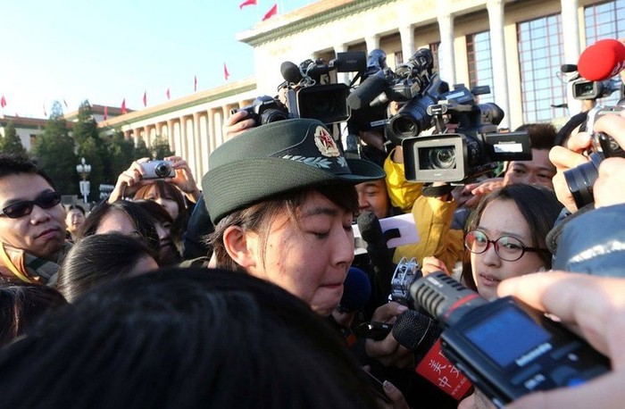 Tiêu Lưu Dương xuất hiện trong sự "bủa vây" của phóng viên