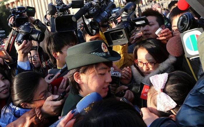 Hiện cô tham dự đại hội 18 với tư cách thành viên của đoàn đại biểu quân đội Trung Quốc