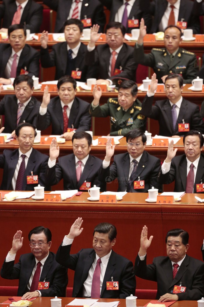 Hạ Quốc Cường, Tập Cận Bình, Giả Khánh Lâm và các thành viên Đoàn chủ tịch điều hành đại hội 18 biểu quyết