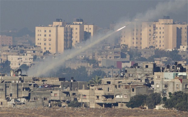 Rocket bắn vào Dải Gaza đã khiến 3 dân thường Israel thiệt mạng (Ảnh Telegraph)
