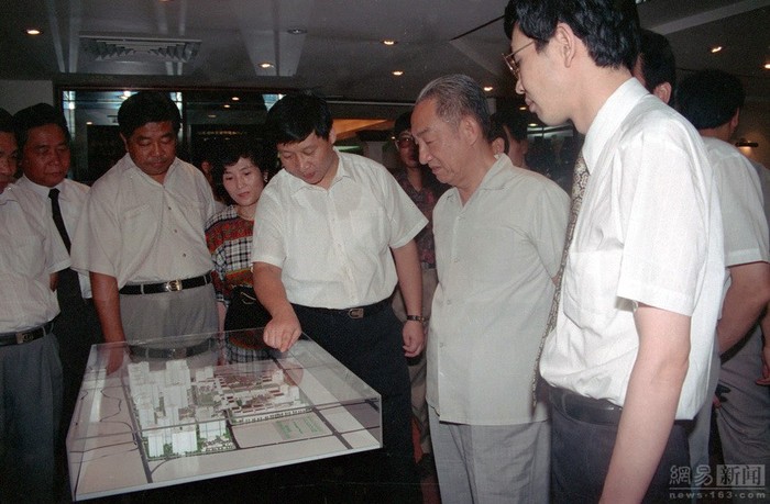 Năm 1993, ông Tập Cận Bình khi đó là Bí thư thành ủy Phúc Châu tỉnh Phúc Kiến tháp tùng Phó thủ tướng Trâu Gia Hoa đi khảo sát thực tế