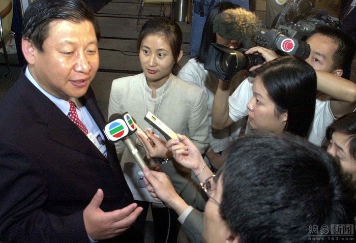 Trong buổi họp báo ngày 30/10/2001, Tỉnh trưởng Phúc Kiến Tập Cận Bình trả lời báo giới về hoạt động hợp tác giao lưu giữa hai bờ eo biển Đài Loan