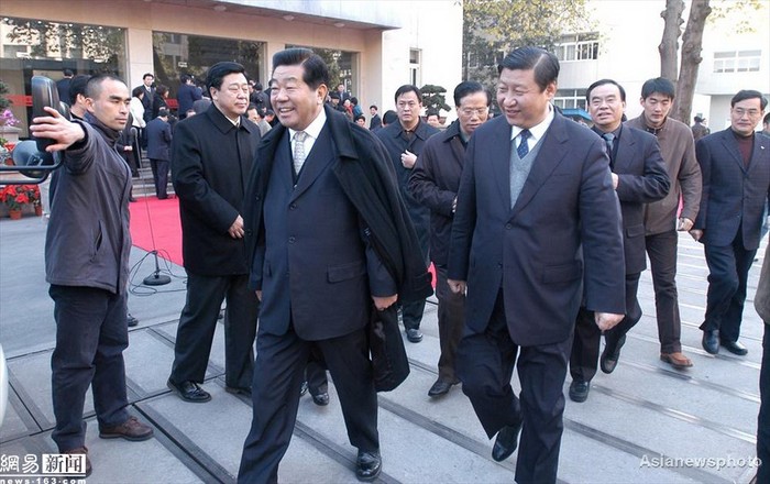 Năm 2005, Bí thư Chiết Giang Tập Cận Bình tháp tùng Giả Khánh Lâm - Chủ tịch Chính hiệp Trung Quốc về khảo sát