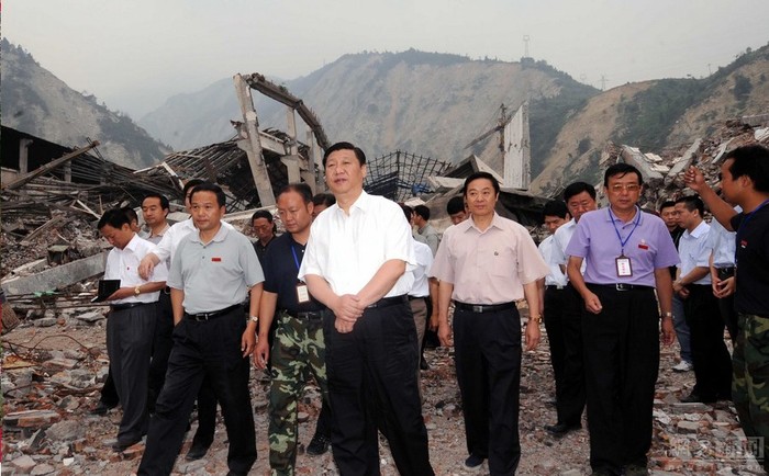 Tập Cận Bình thị sát Tứ Xuyên sau trận động đất kinh hoàng năm 2008 với tư cách Phó chủ tịch nước