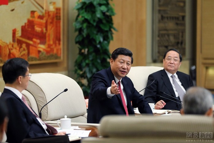 Ông Tập Cận Bình chủ trì phiên thảo luận tại tổ đại biểu Thượng Hải dự đại hội 18, bên phải là Bí thư Thượng Hải Du Chính Thanh, người vừa được bầu làm 1 trong 7 Ủy viên Thường vụ Bộ Chính trị - cơ quan quyền lực cao nhất Trung Quốc