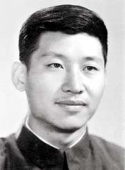 Chân dung ông Tập Cận Bình thời trai trẻ. Ông Bình sinh ngày 15/6/1953 tại Phú Bình, Thiểm Tây. Thời kỳ Cách mạng văn hóa, ông và nhiều thanh niên, con em cán bộ cao cấp đều phải về nông thôn lao động