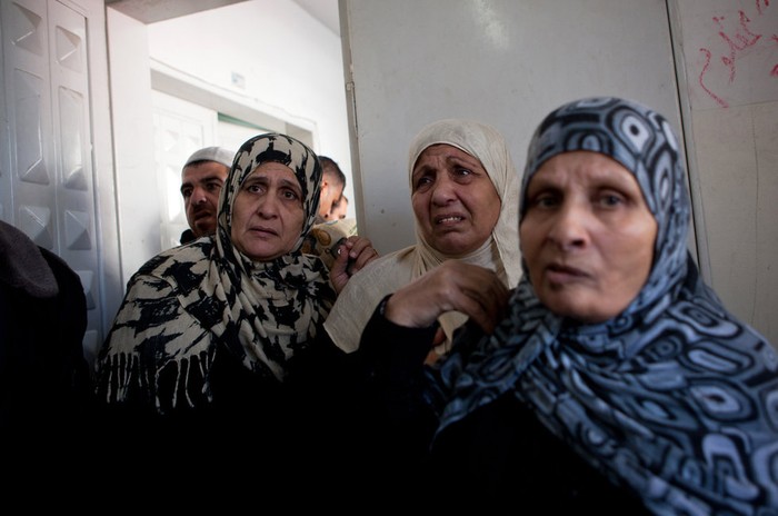 Những đôi mắt buồn rầu xen lẫn hoang mang của những người phụ nữ Palestine ở Dải Gaza trong cảnh bom rơi đạn lạc