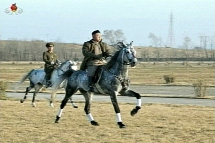 Lần đầu tiên người ta thấy hình ảnh ông Kim Jong-un cưỡi ngựa đi thị sát một đơn vị quân đội
