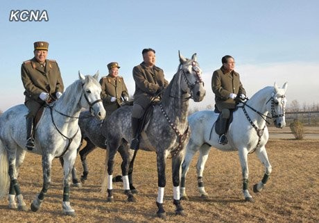 Trước khi xuất hiện với hình ảnh ngồi trên lưng ngựa, truyền thông Hàn Quốc đưa tin Bắc Triều Tiên vừa xuất bản một cuốn sách ca ngợi Kim Jong-un là thần đồng