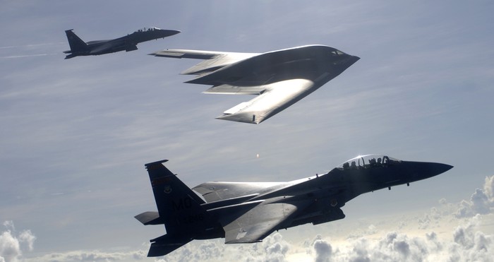 2 chiếc chiến đấu cơ F-15E và 1 máy bay ném bom B2 của Mỹ, hình minh họa