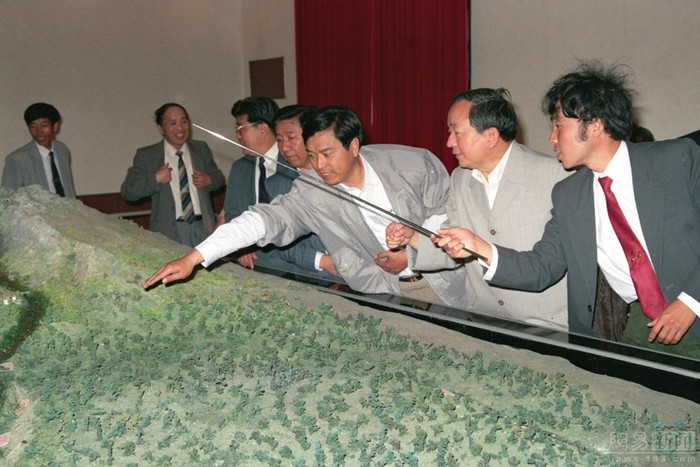 Tháng 6 năm 1991, Phó tỉnh trưởng tỉnh Cát Lâm Trương Đức Giang (giữa) tháp tùng Phó thủ tướng Điền Kỷ Vân khảo sát Cát Lâm