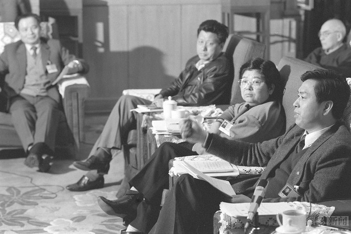 Trương Đức Giang (phải) tham dự Hội nghị lần thứ 4 trung ương 7 năm 1991 với tư cách Phó bí thư tỉnh Cát Lâm