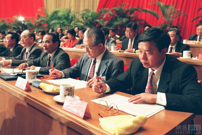 Trương Đức Giang (phải), Bí thư Cát Lâm dự đại hội lần thứ 15 đảng Cộng sản Trung Quốc năm 1997