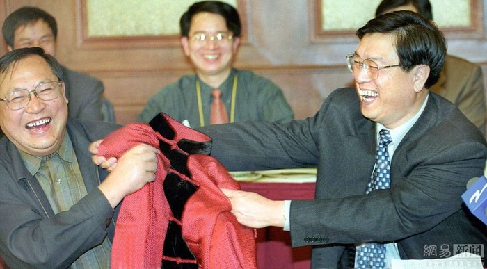 Trương Đức Giang và 1 đại biểu Quốc hội tỉnh Chiết Giang trong phiên họp Quốc hội Trung Quốc ngày 5/3/2002